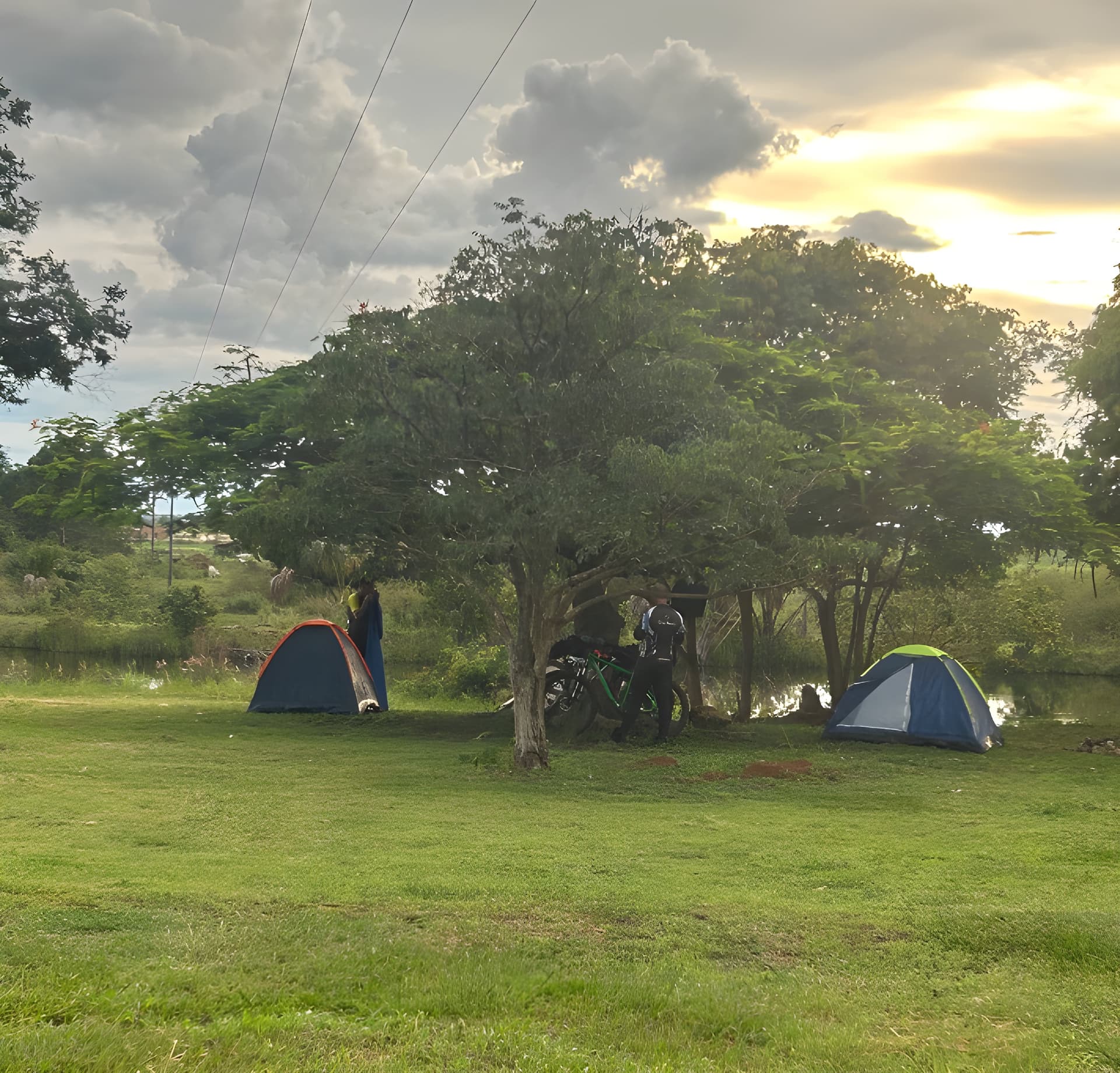 Área de camping com barracas